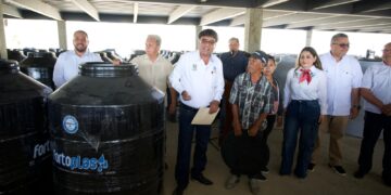 Alcalde de Los Cabos cumple el compromiso con 150 familias de Cabo San Lucas al hacer entrega de tinacos
