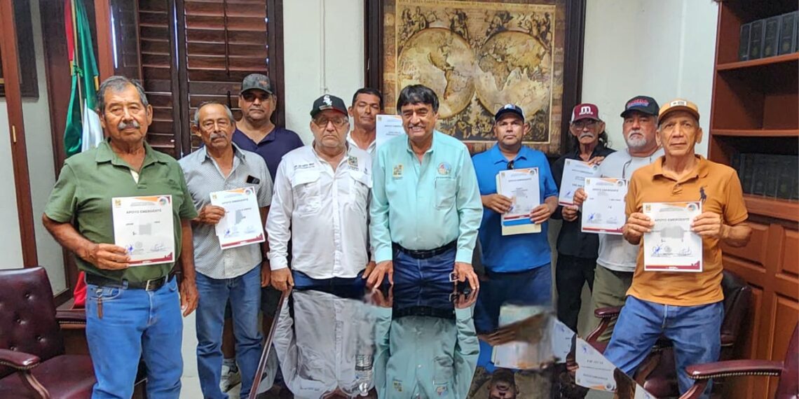 Presidente Municipal, Oscar Leggs, ratifica su respaldo al sector pesquero;   entrega de 8 apoyos económicos emergentes a pescadores locales