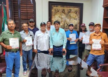 Presidente Municipal, Oscar Leggs, ratifica su respaldo al sector pesquero;   entrega de 8 apoyos económicos emergentes a pescadores locales