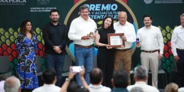 Entrega Gobernador VMCC Premio Nacional de Pesca y Acuacultura Sustentables