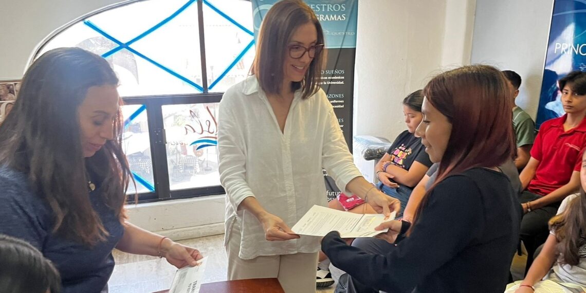 A través del programa “Becando Sueños” Fundación Questro apoya a que niños y jóvenes concluyan sus estudios