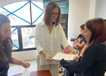 A través del programa “Becando Sueños” Fundación Questro apoya a que niños y jóvenes concluyan sus estudios