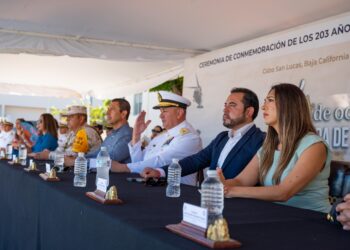 Encabeza alcalde Christian Agúndez Gómez, ceremonia del 203° aniversario de la creación de la Armada de México en Cabo San Lucas