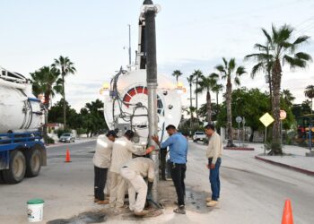 Desde las primeras horas de este miércoles el equipo de Agua Potable trabajó en el mantenimiento correctivo a la línea de drenaje sanitario en el Centro de San José del Cabo