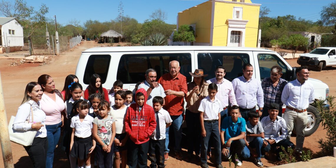 Entrega Castro Cosío Unidad Escolar en la Comunidad de El Rosario, en La Paz