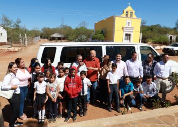 Entrega Castro Cosío Unidad Escolar en la Comunidad de El Rosario, en La Paz