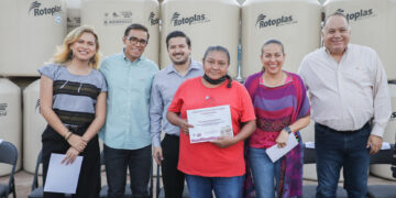 Milena Quiroga encabeza entrega de 80 tinacos en la colonia Vista Hermosa