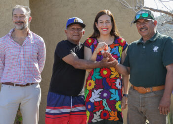 Milena Quiroga hizo la entrega de sanitarios para pescadores y visitantes en Playa Punta Lobos