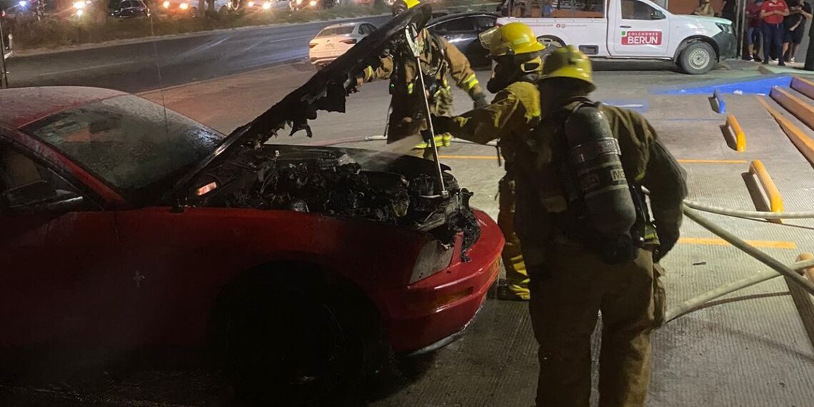 Se quema carro, en estacionamiento de Tienda de Conveniencia en SJC