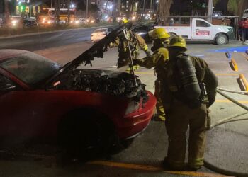 Se quema carro, en estacionamiento de Tienda de Conveniencia en SJC