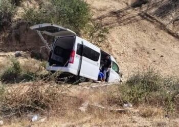 Terror al Volante: Carro impacta a transportadora donde iban 10 turistas; 2 lesionados, el saldo