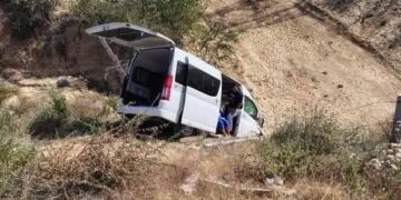 Terror al Volante: Carro impacta a transportadora donde iban 10 turistas; 2 lesionados, el saldo