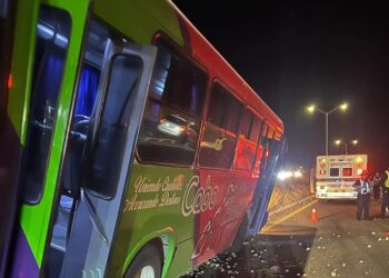 Autobús de transporte público federal se sale del camino