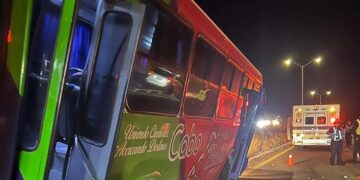 Autobús de transporte público federal se sale del camino