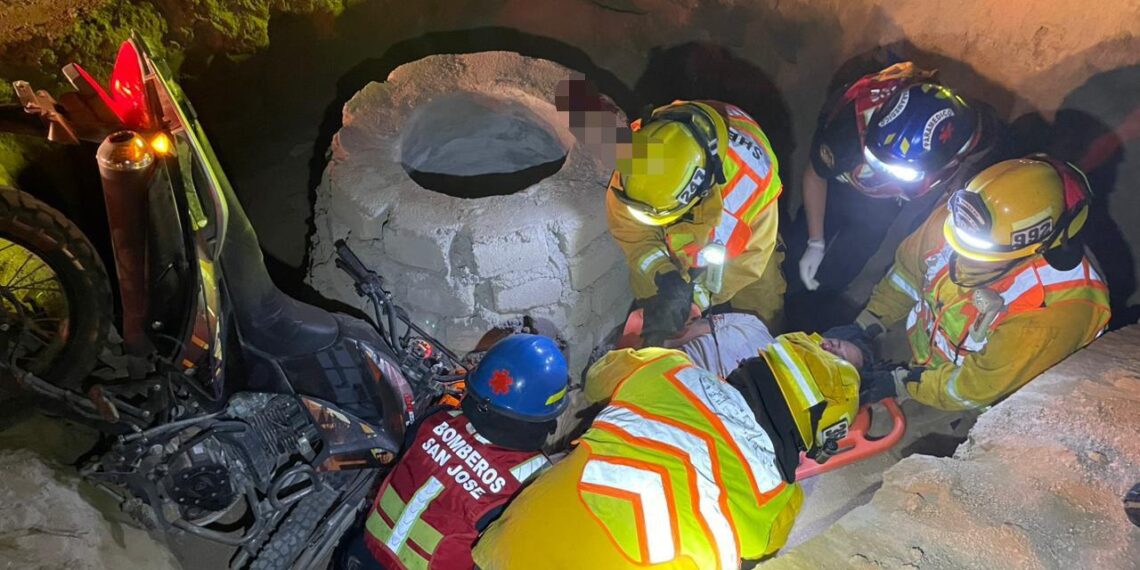 Lesionado al caer con todo y moto a una alcantarilla de 3 metros de profundidad, de obra del Organismo Operador del Agua Potable