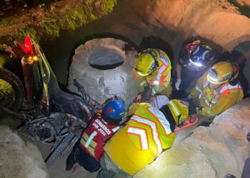 Lesionado al caer con todo y moto a una alcantarilla de 3 metros de profundidad, de obra del Organismo Operador del Agua Potable