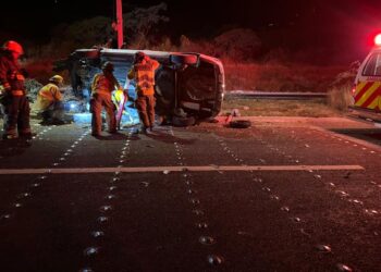 Choca con poste del alumbrado  del «corredor turístico»