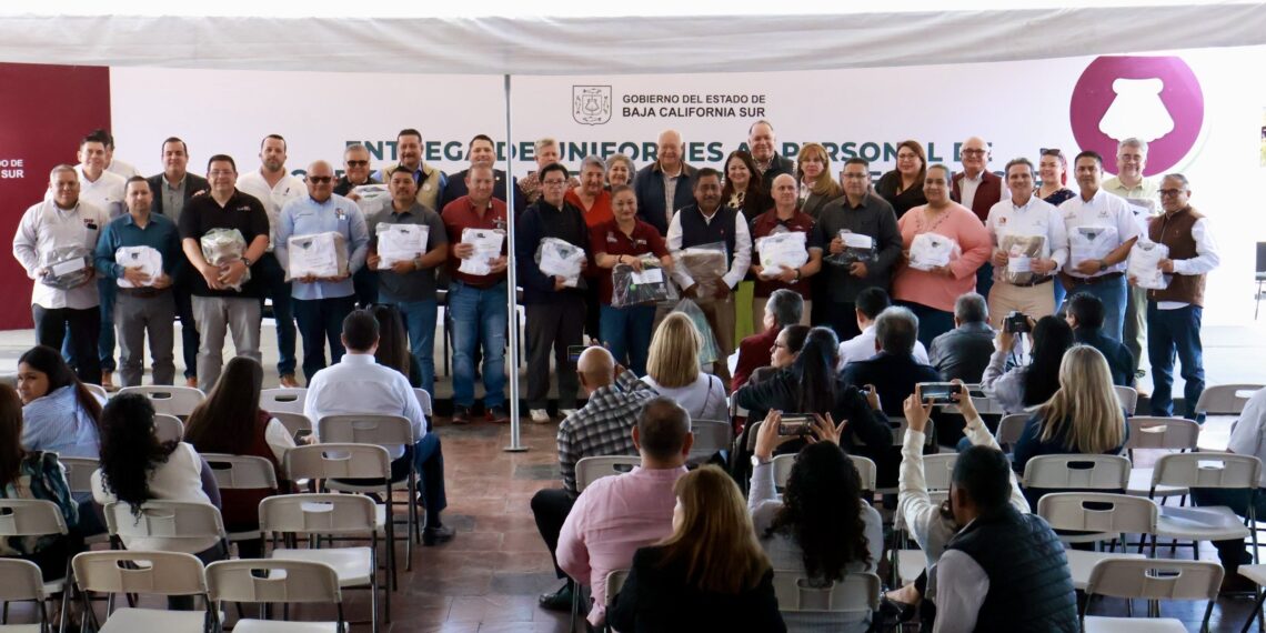 Entrega Gobernador Víctor Castro dotación de uniformes a trabajadores estatales