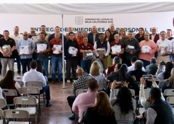 Entrega Gobernador Víctor Castro dotación de uniformes a trabajadores estatales