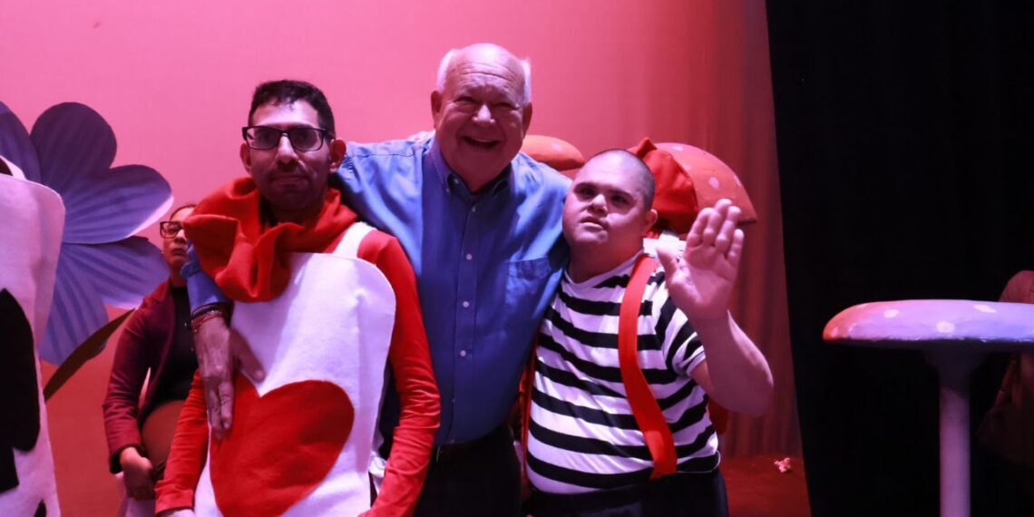 Asiste gobernador VMCC a la primera obra de teatro musical inclusiva