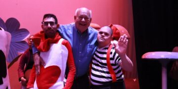 Asiste gobernador VMCC a la primera obra de teatro musical inclusiva