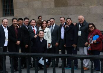 Gobernador de BCS Acompaña a la Presidenta Claudia Sheinbaum al Informe de 100 Días de Gobierno