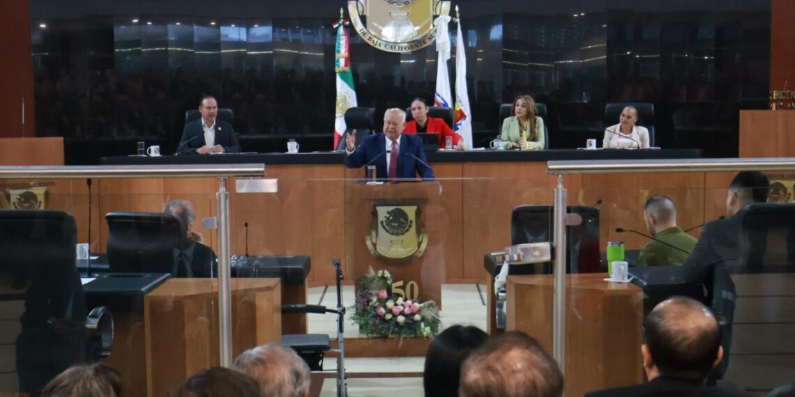 Acude Gobernador al 50 Aniversario de la Constitución Política del Estado Libre y Soberano de BCS