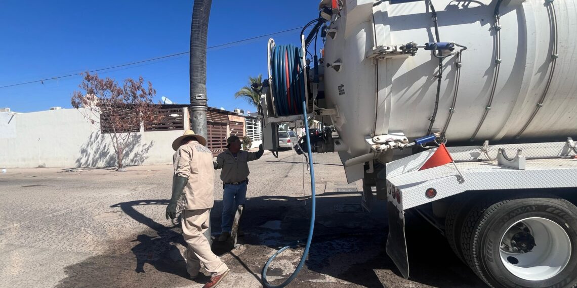 De OOMSAPASLC se Refuerzan Labores Preventivas de Desazolve y Limpieza de Pozos de Visita