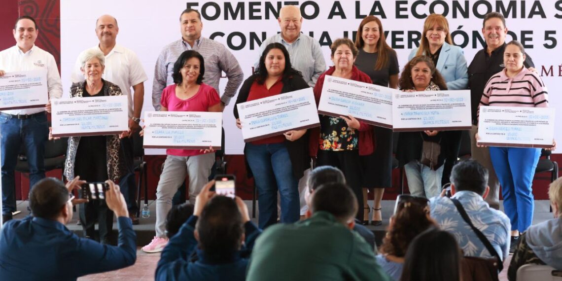 Entrega Gobernador Víctor Castro Cosío apoyos a Microempresas