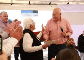 Entrega Gobernador apoyos para actividades productivas, así como beneficios para mejorar la atención a la salud
