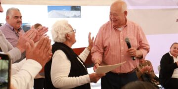 Entrega Gobernador apoyos para actividades productivas, así como beneficios para mejorar la atención a la salud
