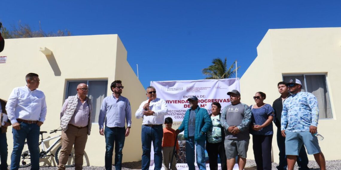 Cumple el Instituto de Vivienda con familias afectadas por incendio en la colonia El Manglito