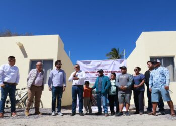 Cumple el Instituto de Vivienda con familias afectadas por incendio en la colonia El Manglito