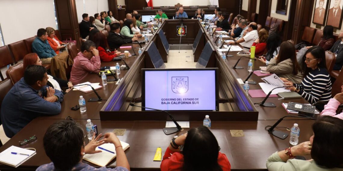 Convoca Víctor Castro a mejorar la operatividad de áreas de administración del Gobierno estatal