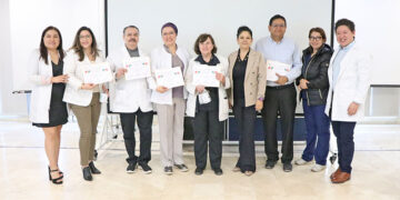 Reconoce el Gobierno del Estado a médicos que desempeñan labores docentes en el Hospital Salvatierra