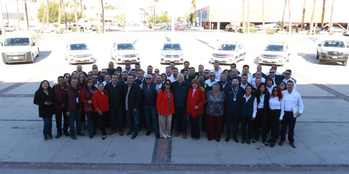 Entrega Víctor Castro, siete nuevas unidades para áreas operativas y de administración de la API; se invirtieron 3.8 mdp