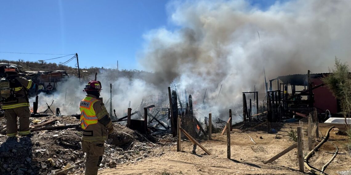 Voraz Incendio arrasa con 4 Casas en Vado de Santa Rosa
