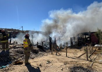 Voraz Incendio arrasa con 4 Casas en Vado de Santa Rosa