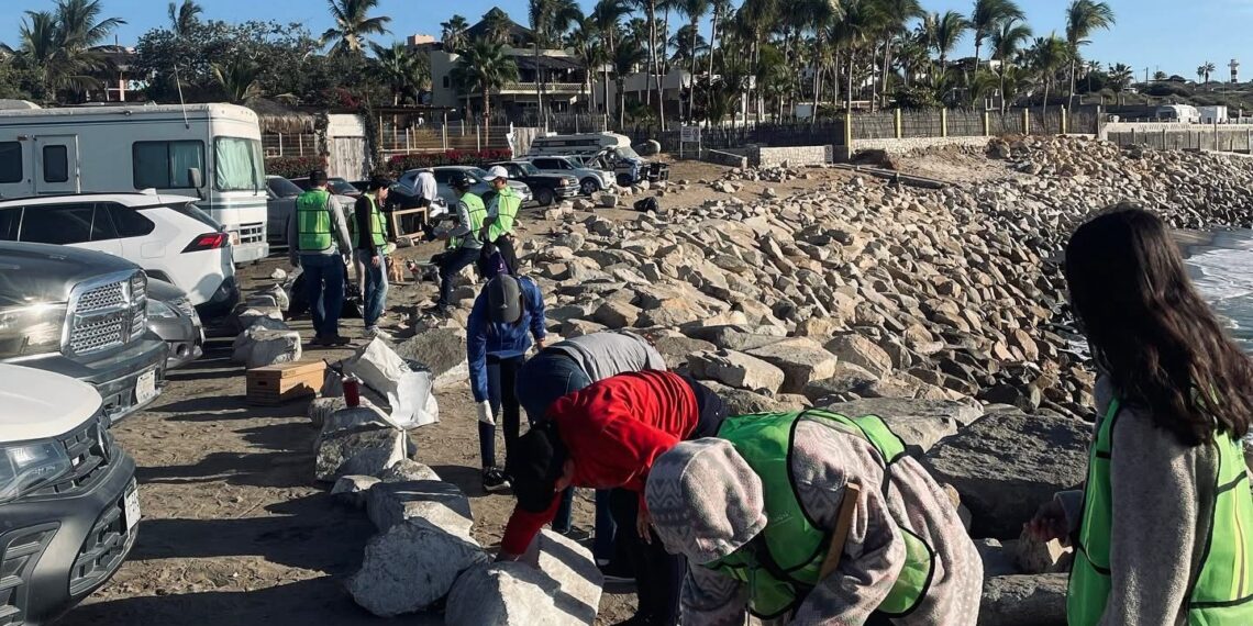 La Playa Centro Comunitario se une con la comunidad para realizar una jornada exitosa de limpieza.