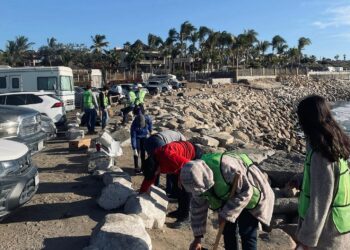 La Playa Centro Comunitario se une con la comunidad para realizar una jornada exitosa de limpieza.