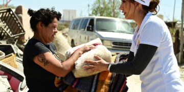 Entrega DIF apoyos alimenticios y cobijas a familias de colonia Real Unidad en Cabo San Lucas