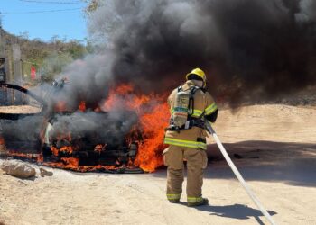 Arde carro afuera de una Escuela,  en San José del Cabo