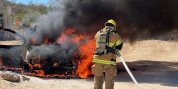 Arde carro afuera de una Escuela,  en San José del Cabo