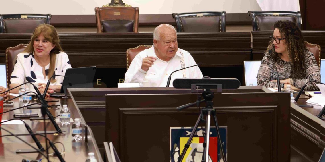 Acuerda el gobernador VCC y SEMARNAT priorizar a prestadores locales en la temporada de avistamiento del tiburón ballena