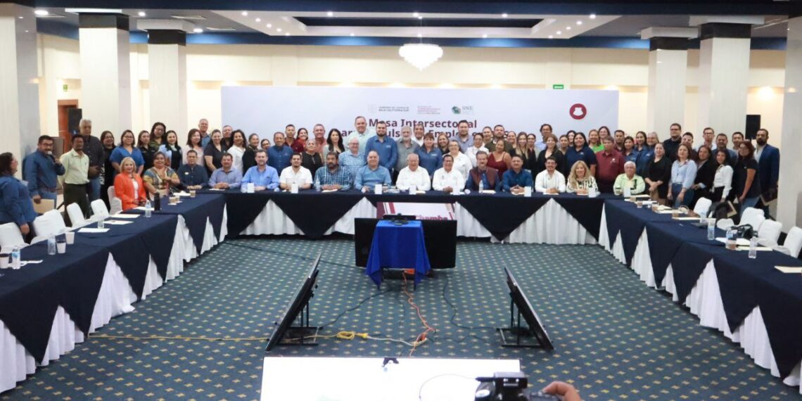 El gobernador Víctor Castro convoca a fortalecer estrategias para mantener el liderazgo laboral en el país