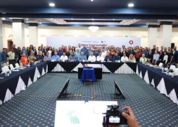 El gobernador Víctor Castro convoca a fortalecer estrategias para mantener el liderazgo laboral en el país