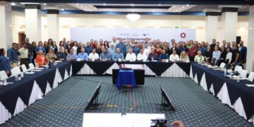 El gobernador Víctor Castro convoca a fortalecer estrategias para mantener el liderazgo laboral en el país