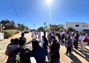 Puerto Los Cabos y fieles de la Comunidad de La Playa participan en el tradicional Viacrucis