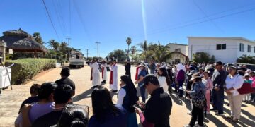 Puerto Los Cabos y fieles de la Comunidad de La Playa participan en el tradicional Viacrucis
