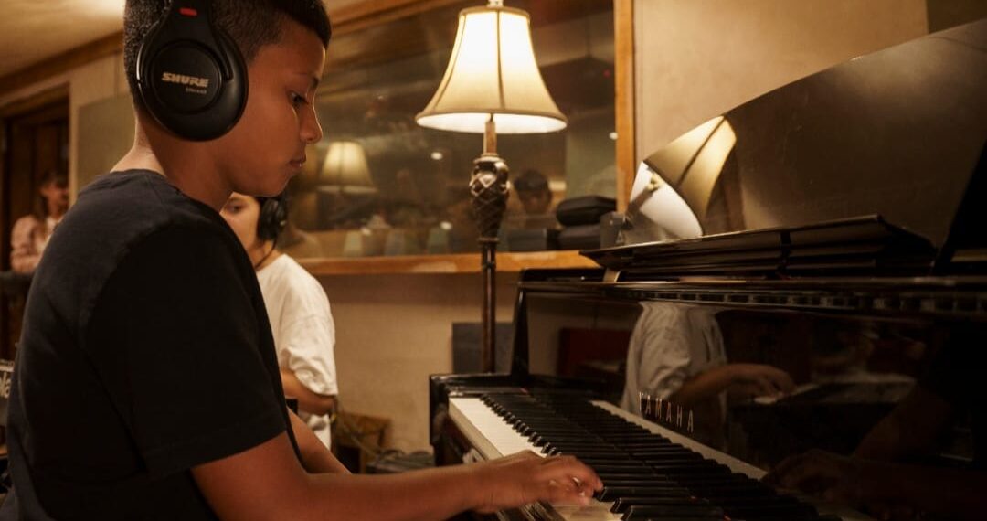 El poder de la música que transforma: niñas y niños de La Playa graban su primera sesión profesional gracias a una alianza comunitaria